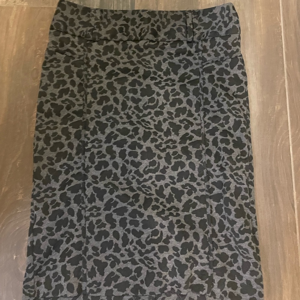 Penn Wright Manson Grey Leopard print pencil skirt. Size 4.